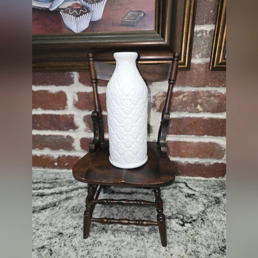 White PORCRLAIN VASE